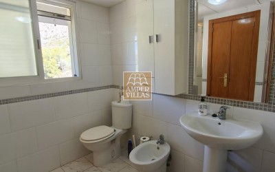 A penthouse with a spacious terrace and lovely views of the sea, the mountains and Altea.